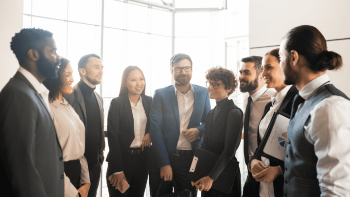 Groupe de travailleurs en costume